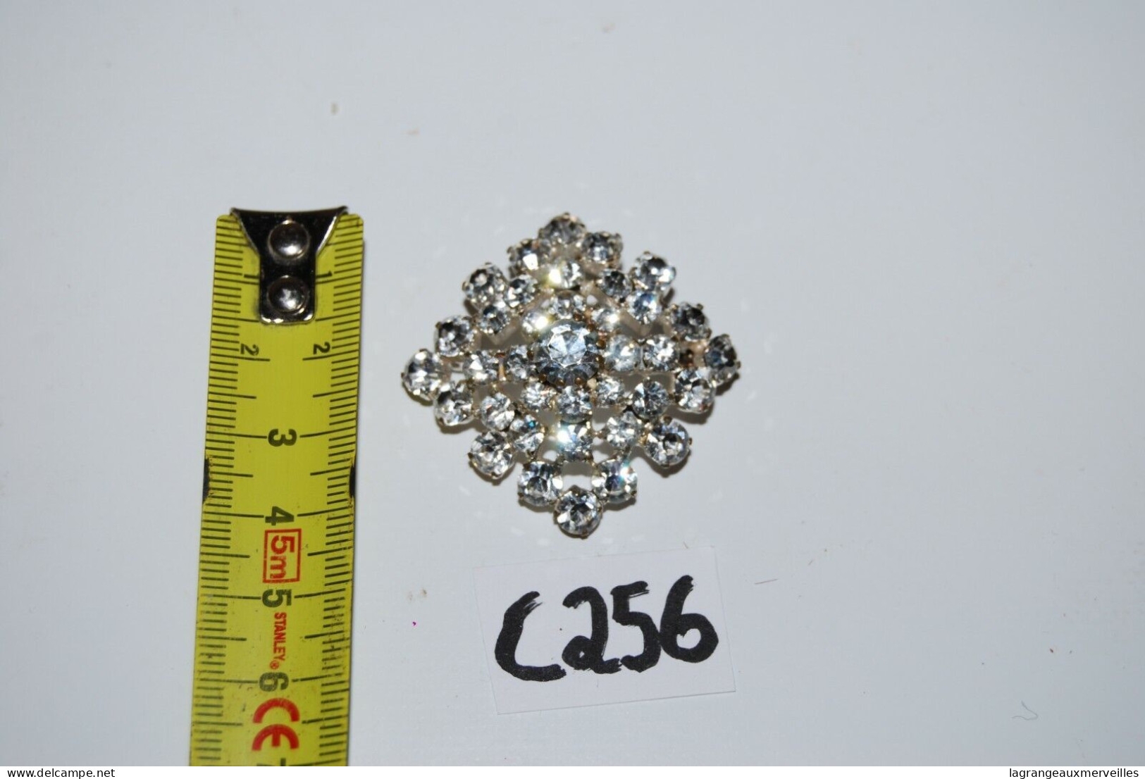 C256 Bijou De Fantaisie - Magnifique Broche Composée De Brillant - Broschen