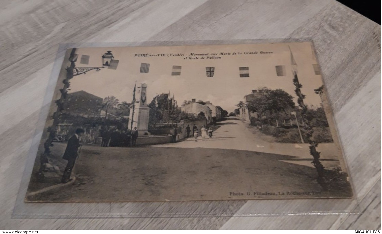 Carte  Postale  POIRE-SUR- VIE  Monument Aux Mort De La Grande Guerre Et Route De Palluau - Poiré-sur-Vie