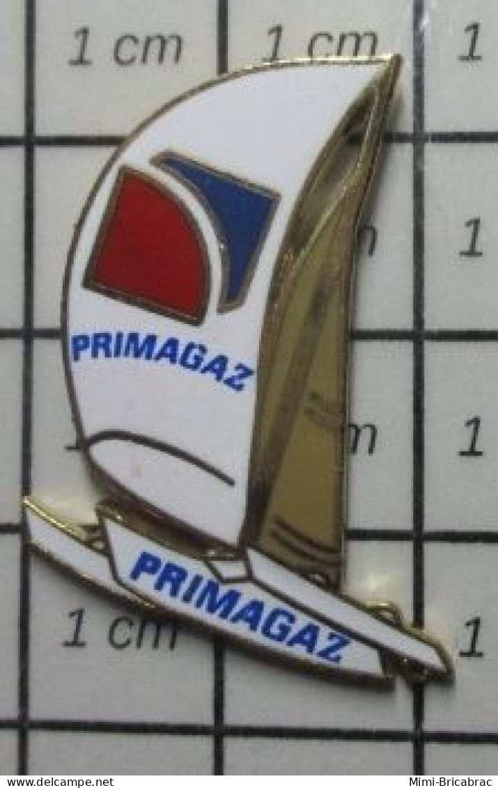 519 Pin's Pins / Beau Et Rare / SPORTS / VOILE TRIMARAN PRIMAGAZ Par BADGES IMPACT - Sailing, Yachting