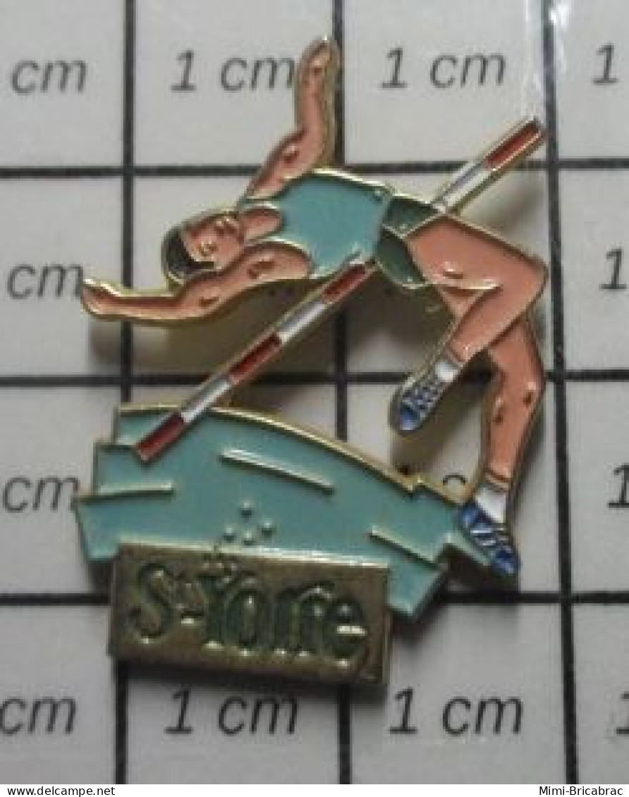 811H Pin's Pins / Beau Et Rare / THEME : SPORTS / ATHLETISME EAU MINERALE SAUT EN HAUTEUR ST YORRE - Leichtathletik