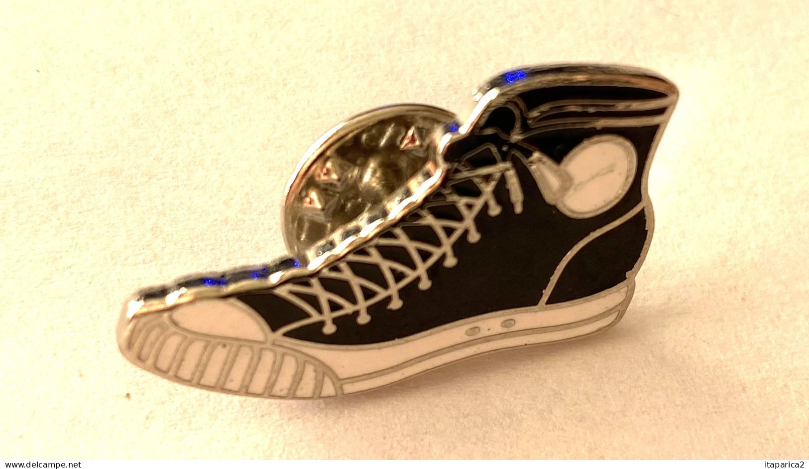 PINS CHAUSSURE BASKET / Signé PROVIDENCE USA    / 33NAT - Basketball