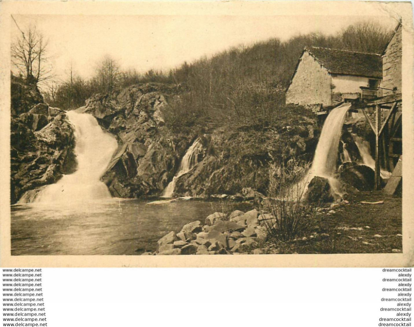 58 MONTSAUCHE LES SETTONS.  Saut De Gouloux-sur-Cure Route De Saulieu à Montsauche 1945 (petit Pli Coin Droit)... - Montsauche Les Settons