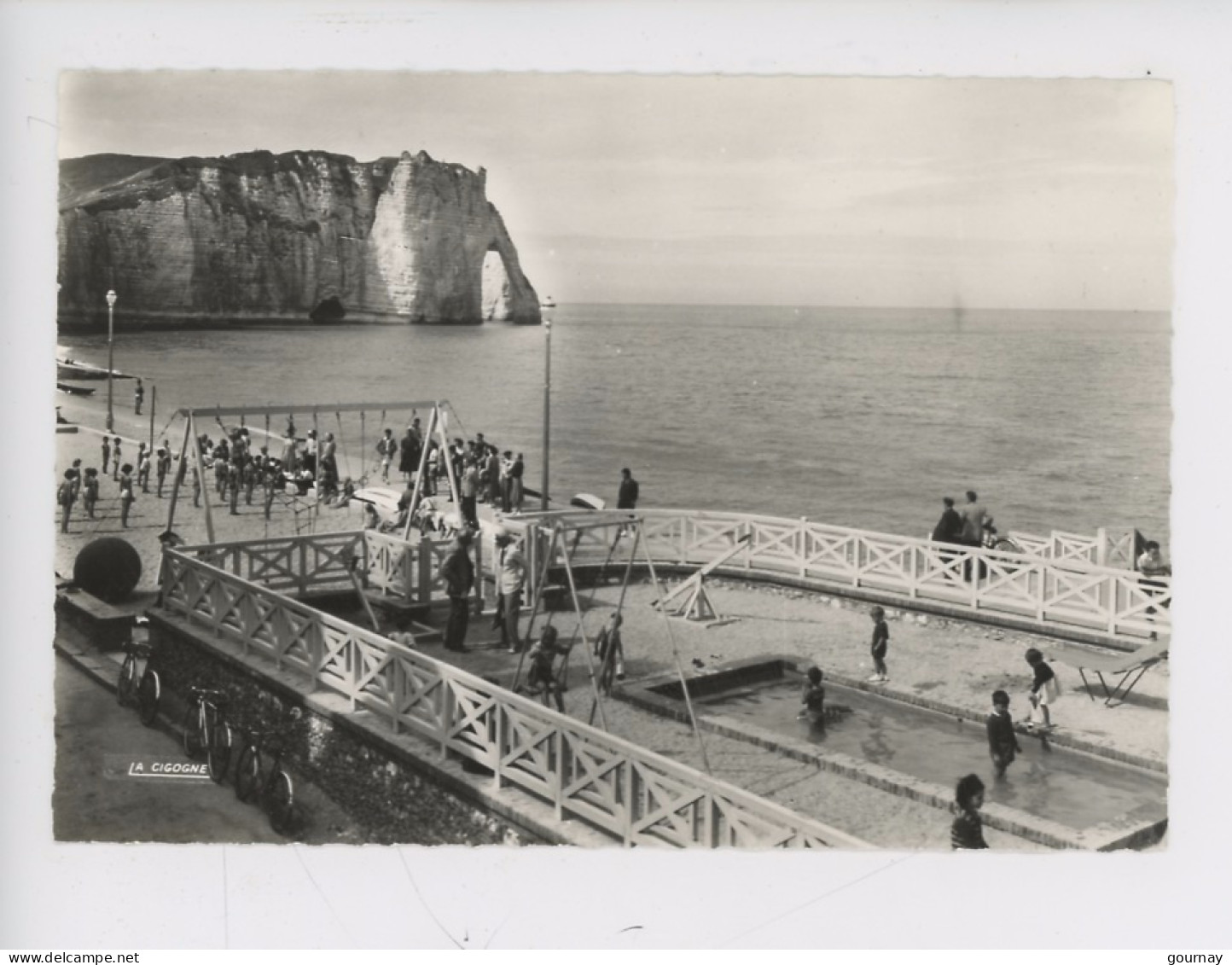 Etretat : Le Coin Des Enfants (cp Vierge N°81 Cigogne) Jeux Balançoire Pataugeoire Bac à Sable Animée - Etretat