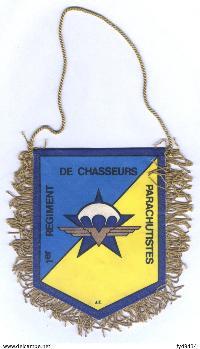 Petit Fanion Du 1er Régiment De Chasseurs Parachutistes - Flags