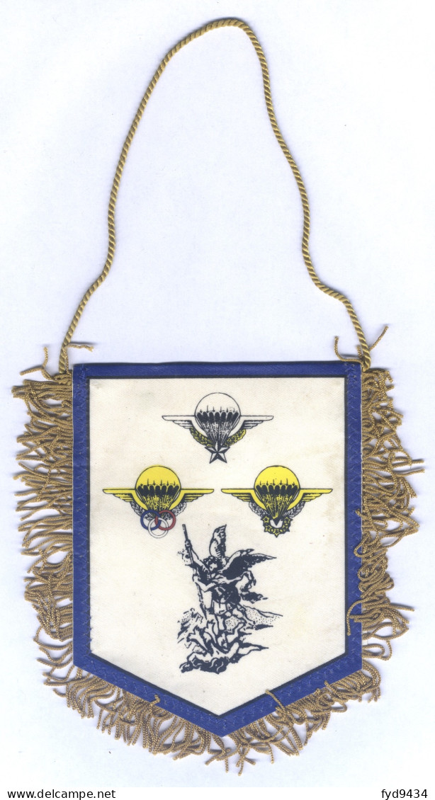 Petit Fanion Du 1er Régiment De Chasseurs Parachutistes - Drapeaux