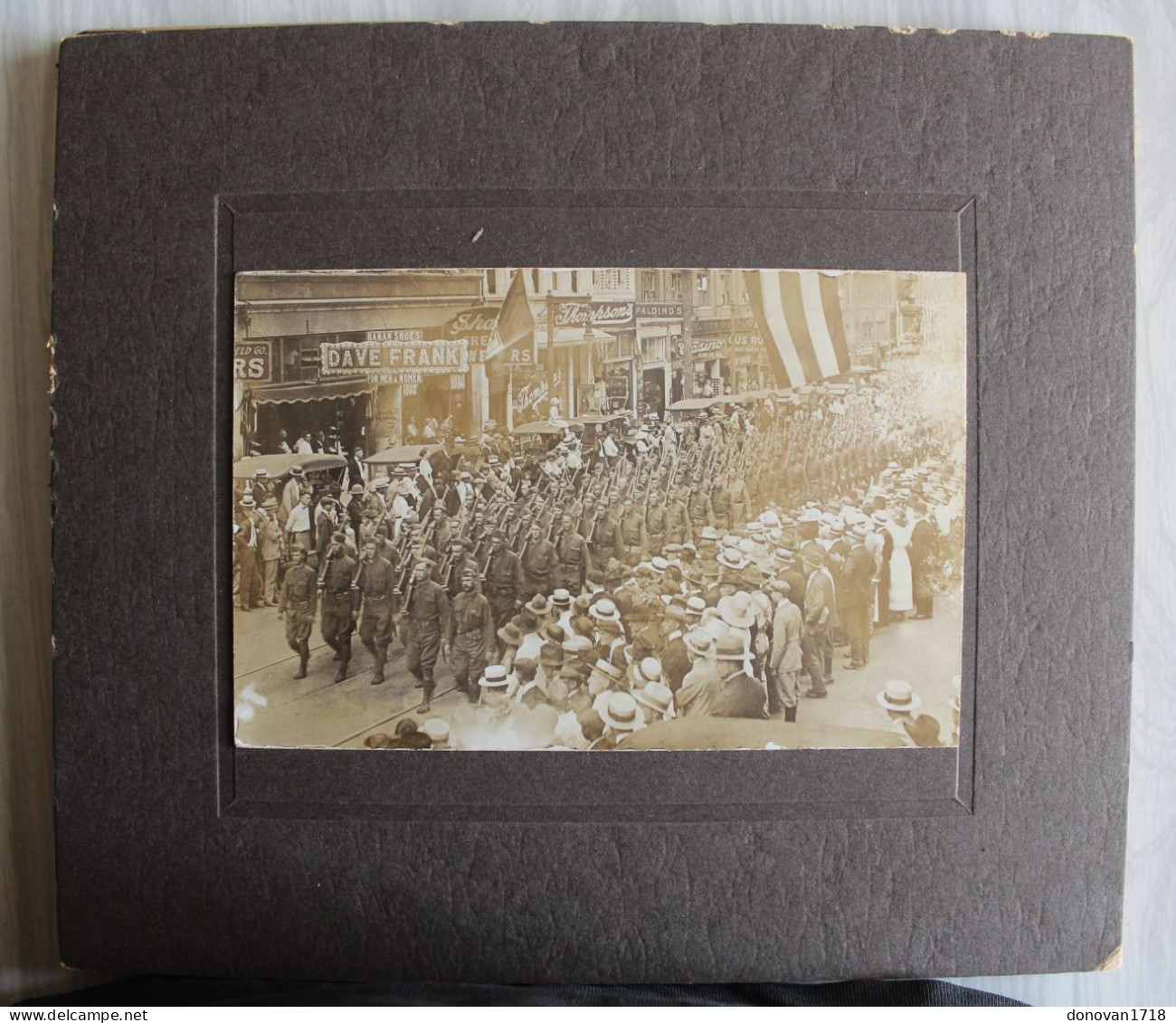 Photo Sur Carton Militaire US WWI American Troop 1919 United States Soldats Américains Défilé En Arme Aux USA Post War - América