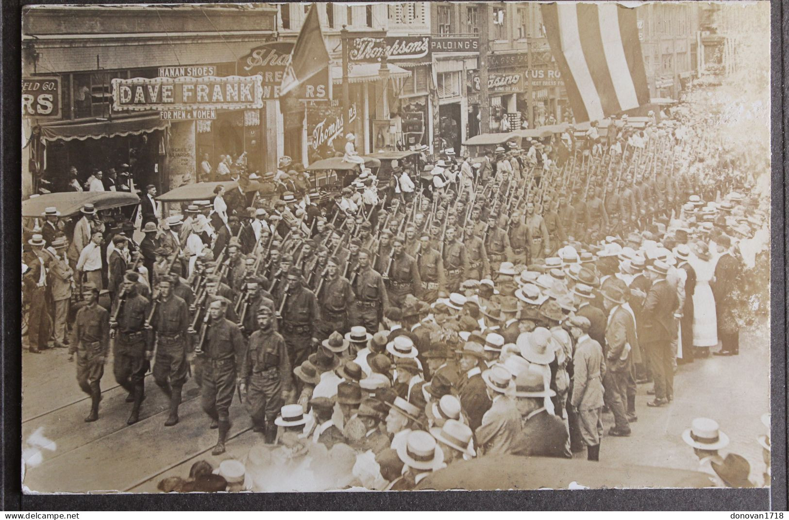 Photo Sur Carton Militaire US WWI American Troop 1919 United States Soldats Américains Défilé En Arme Aux USA Post War - América