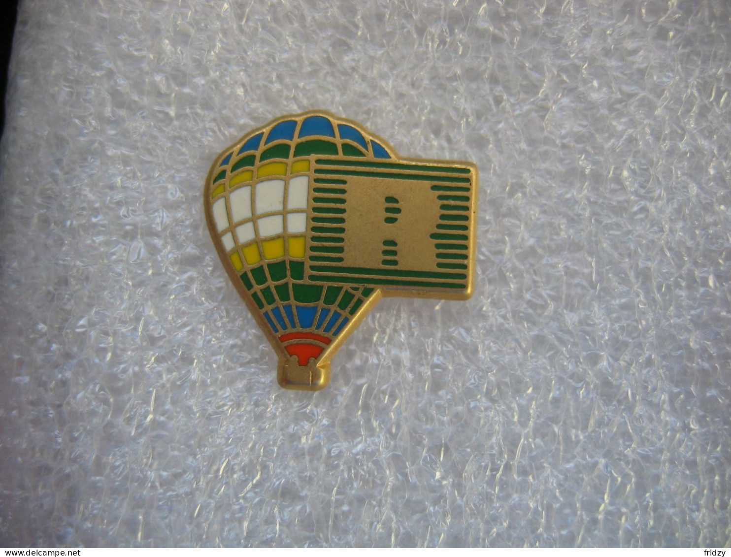Pin's Montgolfière Avec Le Logo "R" De La Banque BNP - Fesselballons