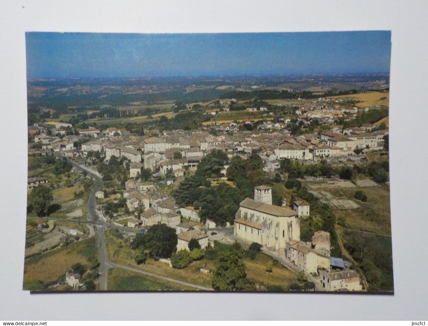 MONTPEZAT DE QUERCY  Vue Panoramique Sur Le Bourg Situé En Lisière Du Causse De Limogne Au Premier Plan La Collégiale Sa - Montpezat De Quercy