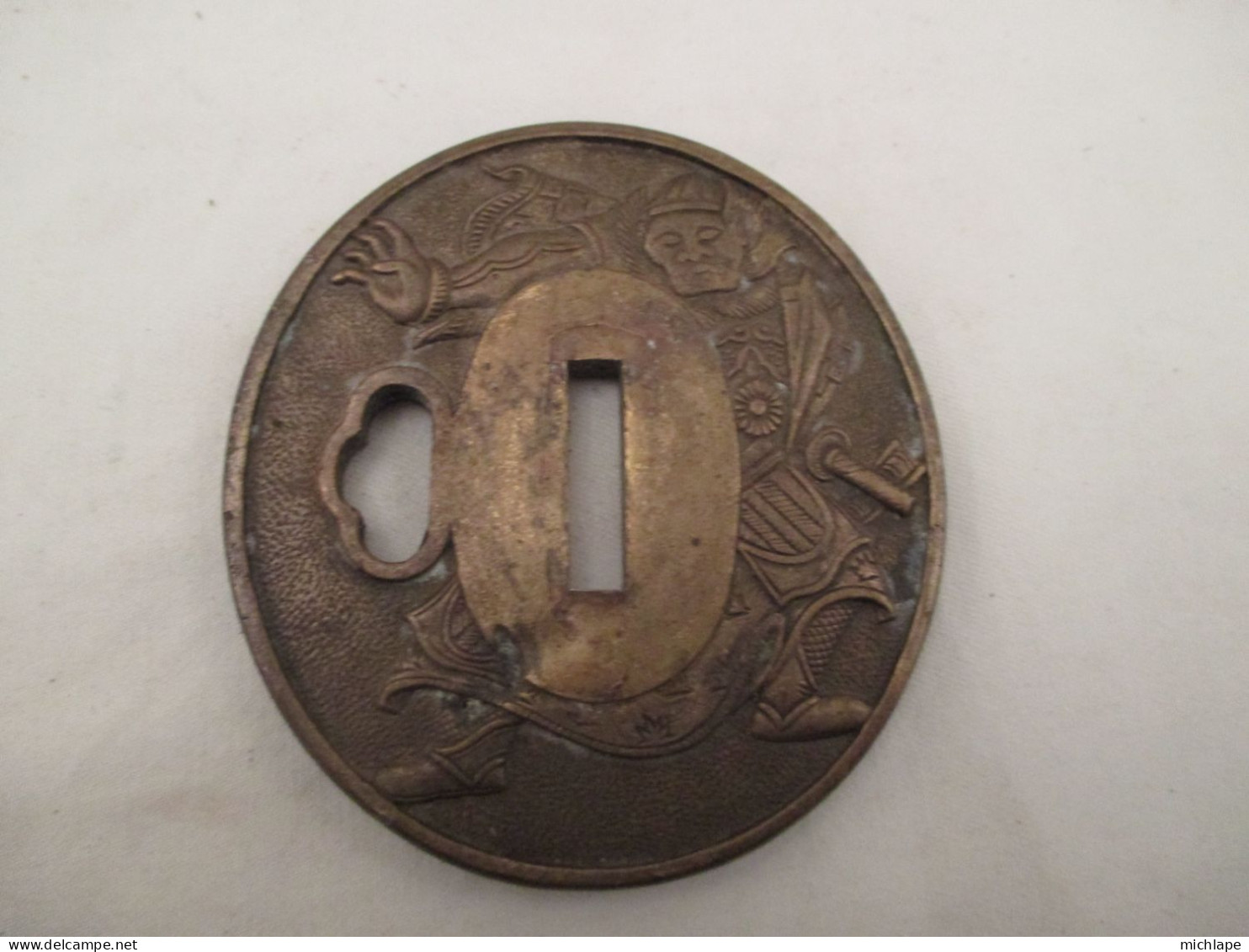 Superbe  Tsuba  Japonais En Bronze  Diametre  75 Mm Sur 70 Mm 120 Gr - Armes Blanches