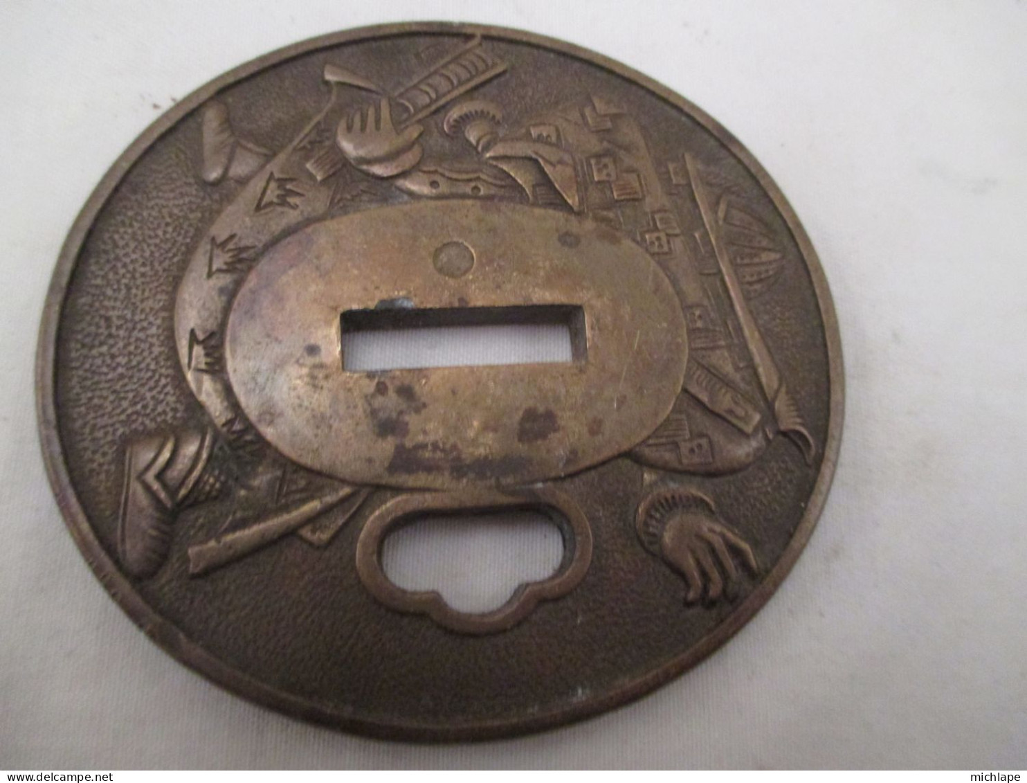 Superbe  Tsuba  Japonais En Bronze  Diametre  75 Mm Sur 70 Mm 120 Gr - Blankwaffen