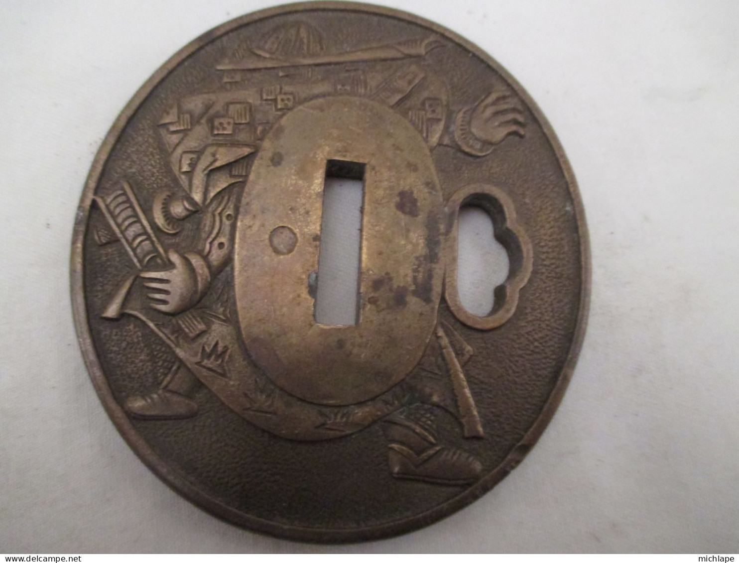 Superbe  Tsuba  Japonais En Bronze  Diametre  75 Mm Sur 70 Mm 120 Gr - Blankwaffen