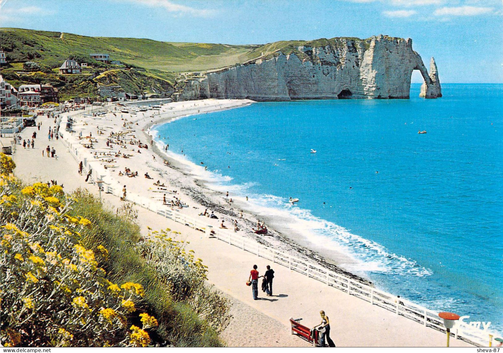 76 - Etretat - Vue Générale De La Plage - Au Deuxième Plan, L'Aiguille Et La Porte D'Aval - Etretat