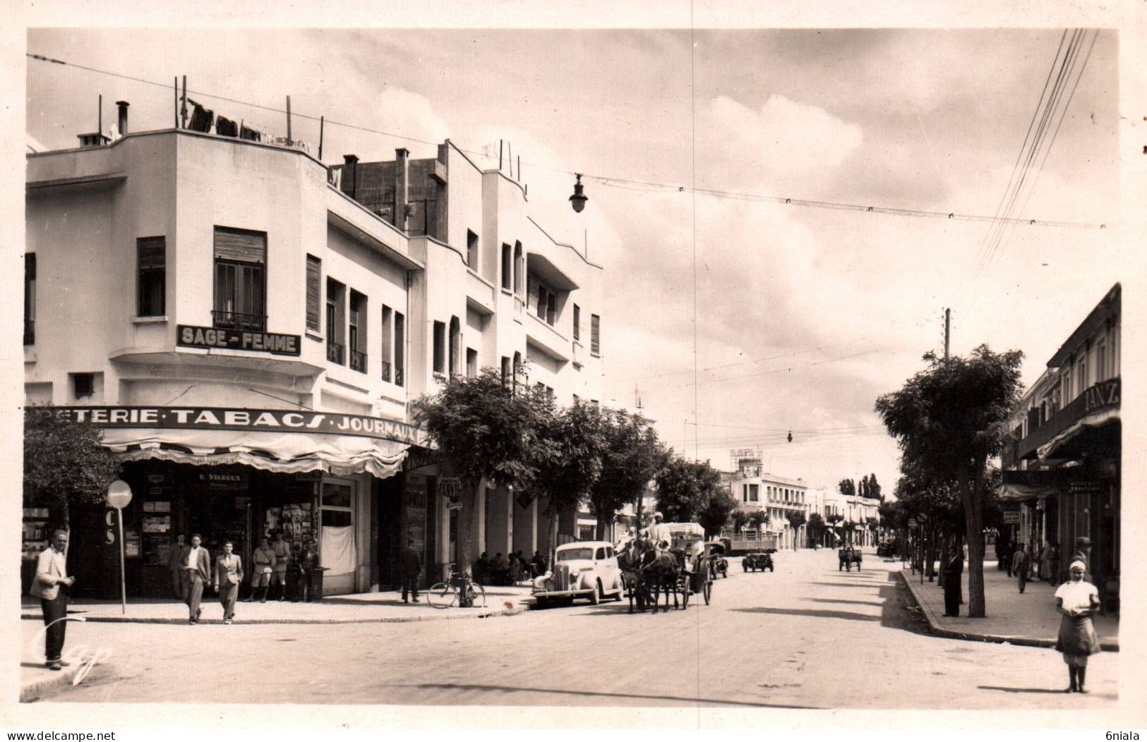 20383  FES  Fès Avenue Du Général Poeymirau  ( Bureau De Tabac, Sage Femme, Charrette, Voitures Autos )    (  2 Scans) - Fez (Fès)