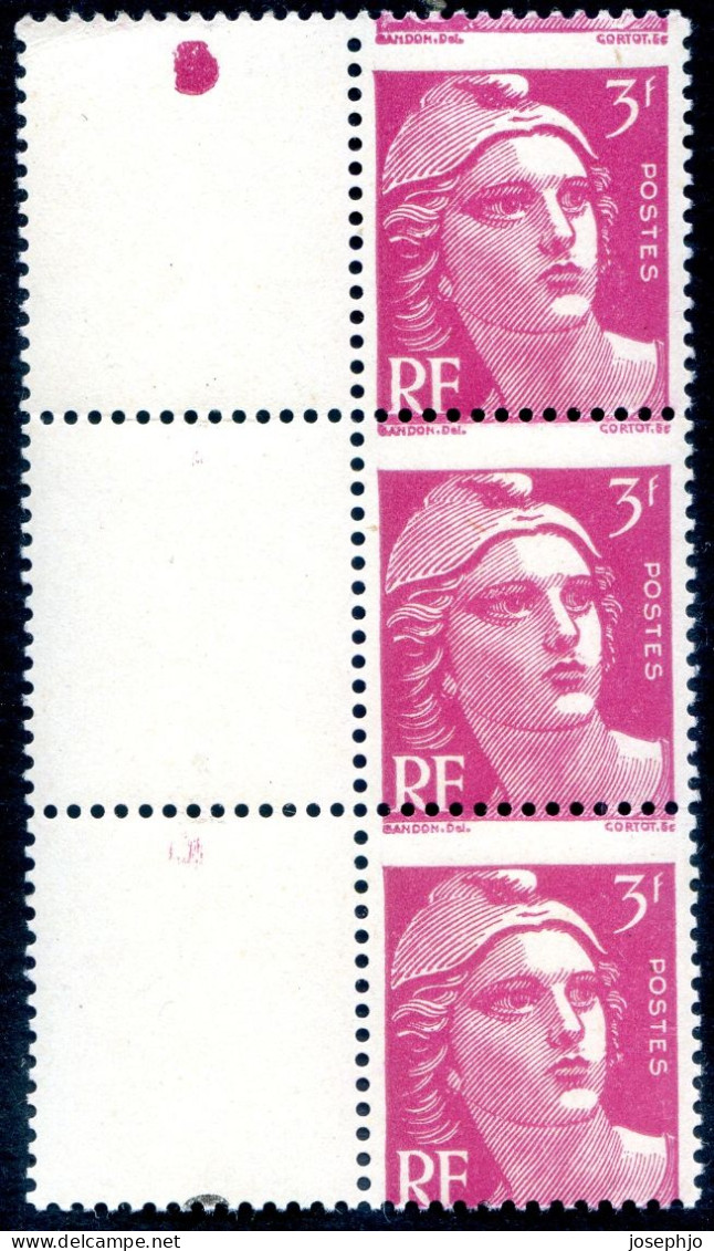Variété Marianne De Gandon N° 806, Piquage à Cheval, Bloc De 3 - Unused Stamps
