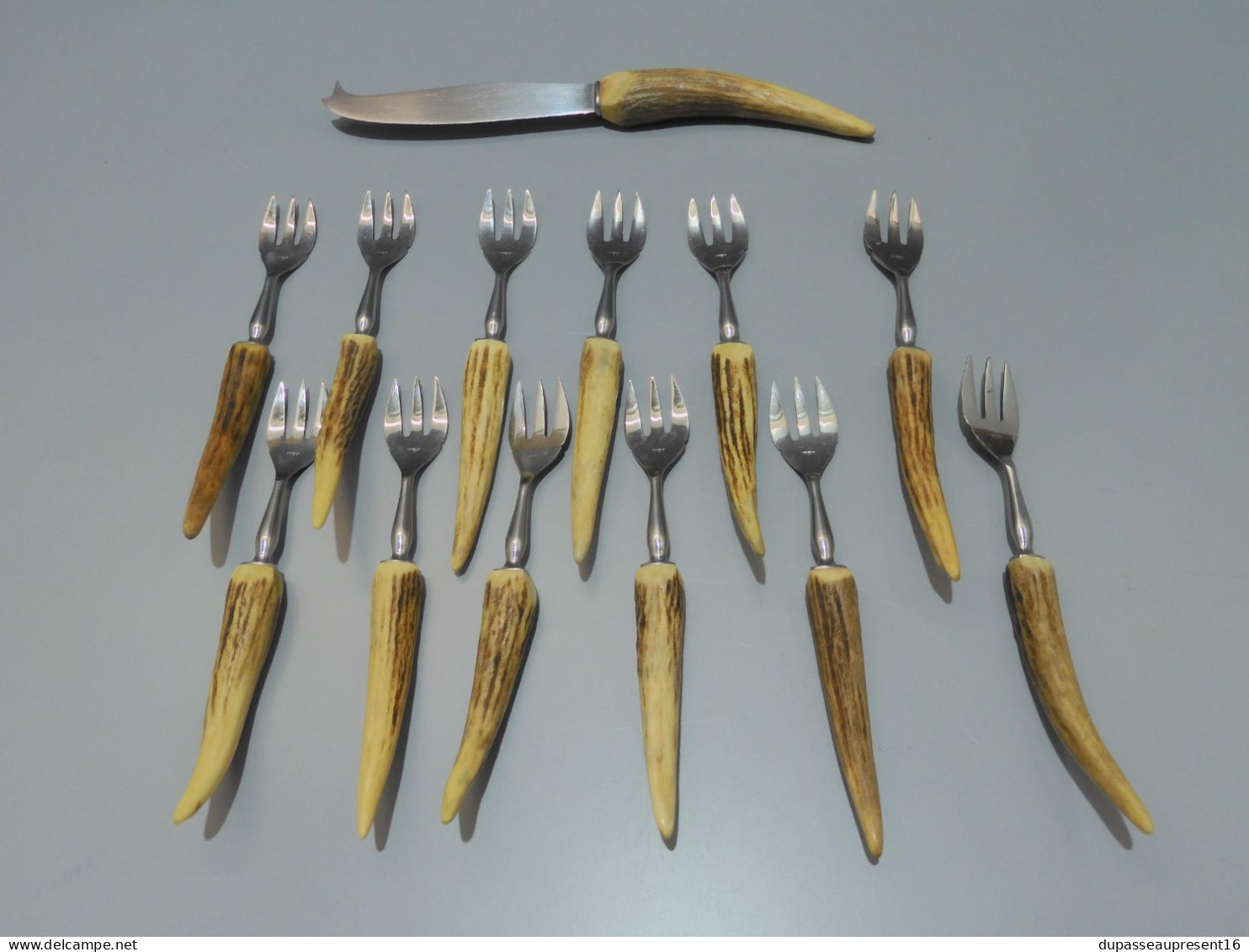 -COUTEAU à FROMAGE 12 PETITES FOURCHETTES PHILIPPE CAPELLE MANCHES BOIS CERF   E - Forks