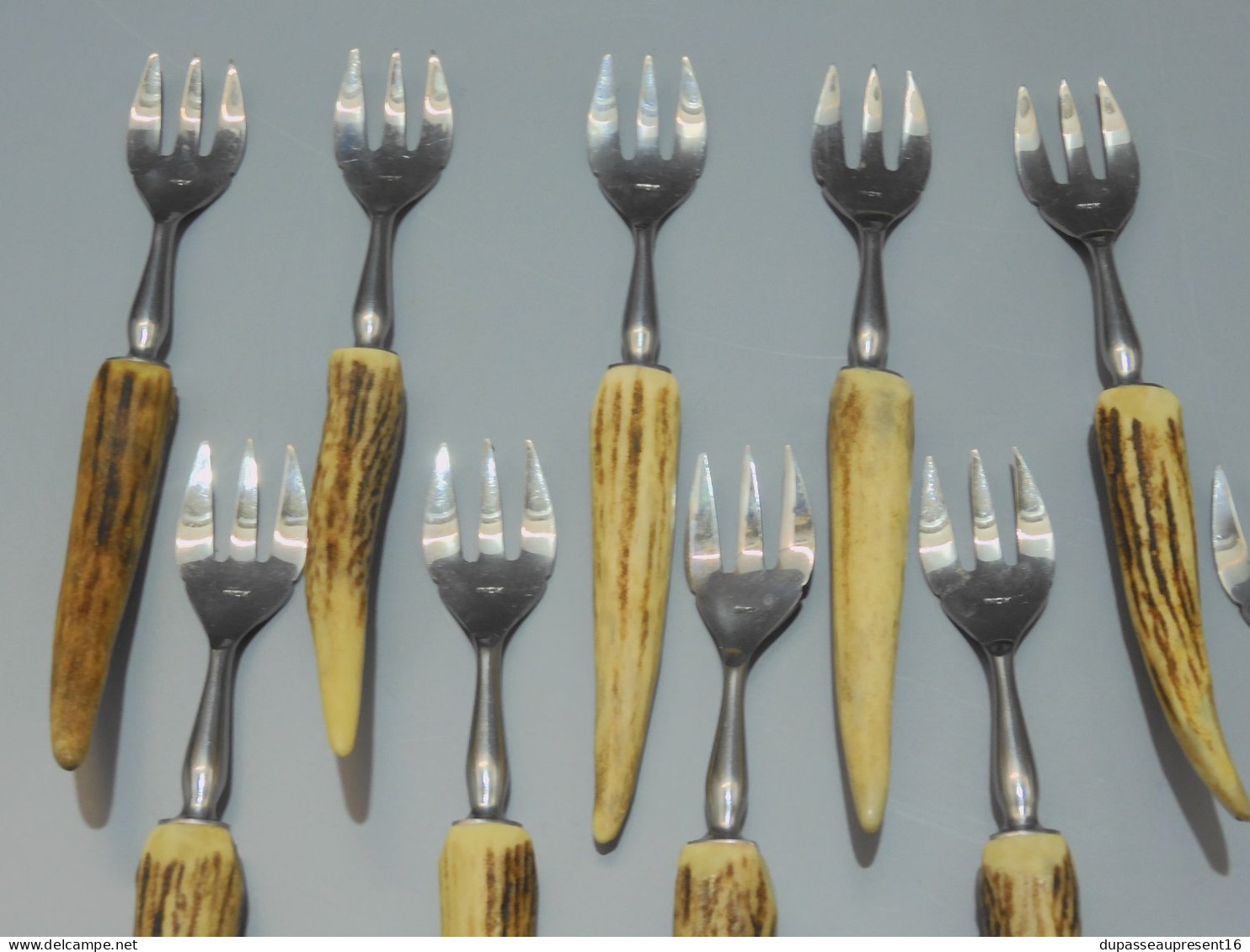 -COUTEAU à FROMAGE 12 PETITES FOURCHETTES PHILIPPE CAPELLE MANCHES BOIS CERF   E - Forks