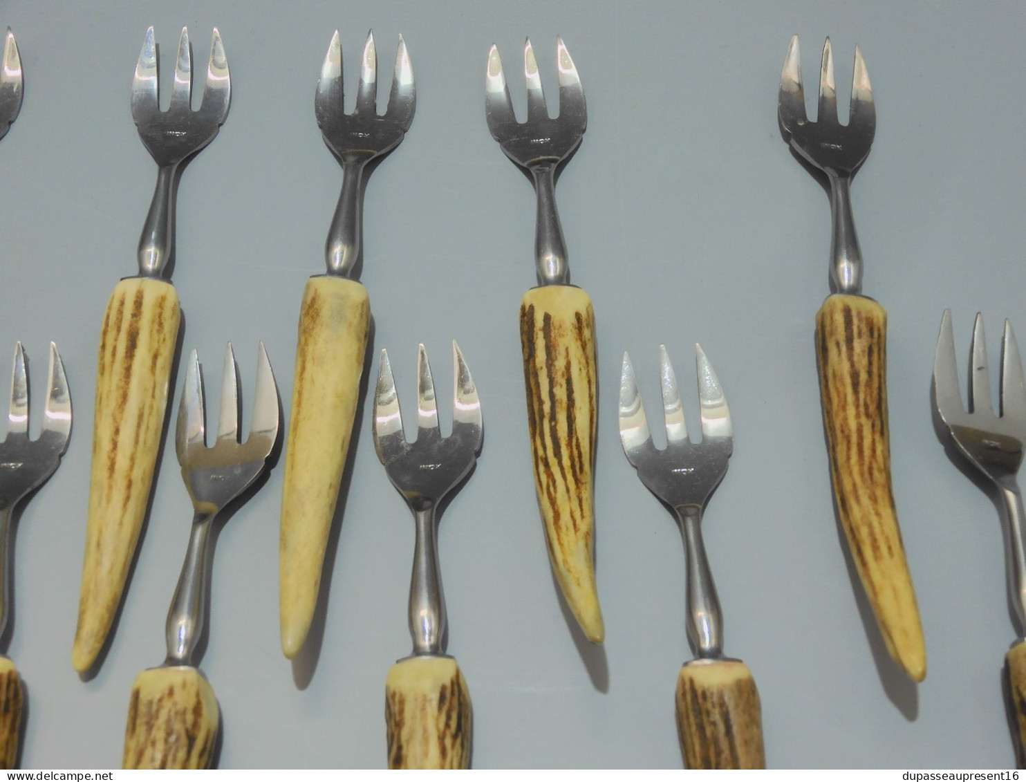 -COUTEAU à FROMAGE 12 PETITES FOURCHETTES PHILIPPE CAPELLE MANCHES BOIS CERF   E - Forks