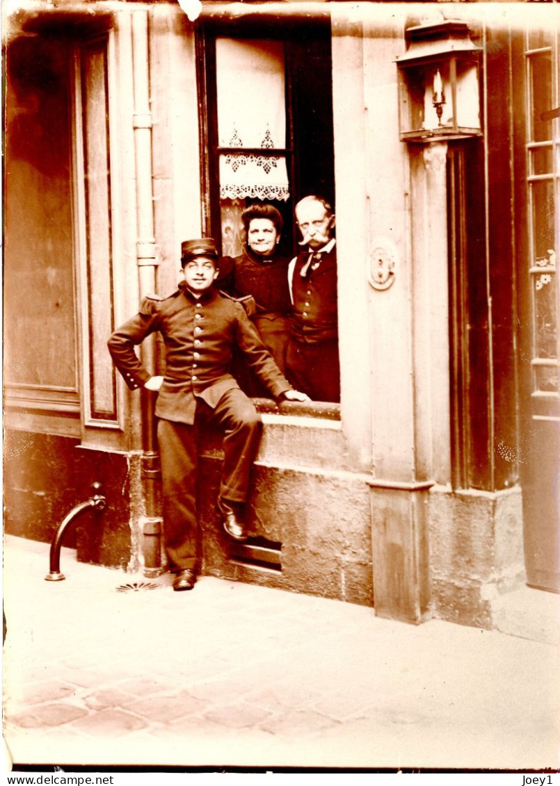 Photo Soldat Avec Parents Devant Fenêtre, Originale Sépia, Format 13/18 - Guerre, Militaire