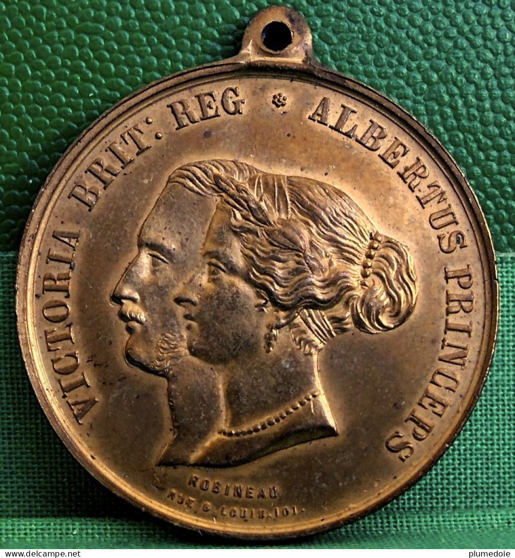 MEDAILLE 1855 RECEPTION ET SEJOUR EN FRANCE DE LA REINE  D'ANGLETERRE , 35 Mm, OLD MEDAL QUEEN VICTORIA & ALBERT - Adel