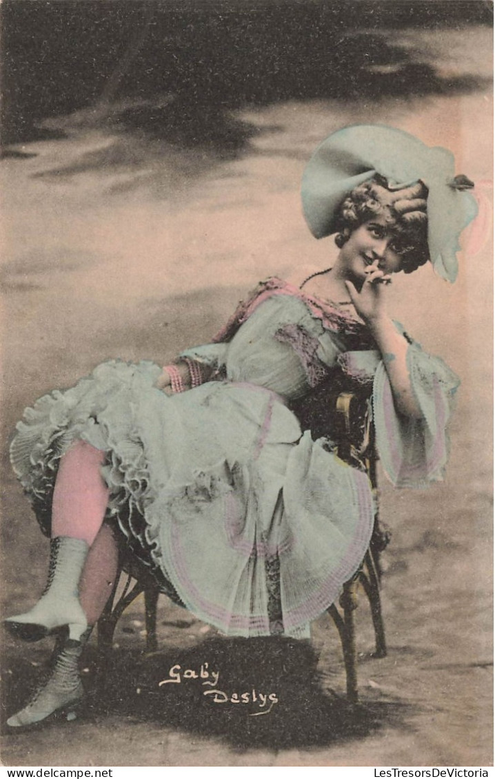 CELEBRITES - Gaby Deslys Assise Sur Une Chaise, Son Index Devant La Bouche - Colorisé - Carte Postale Ancienne - Cantanti E Musicisti