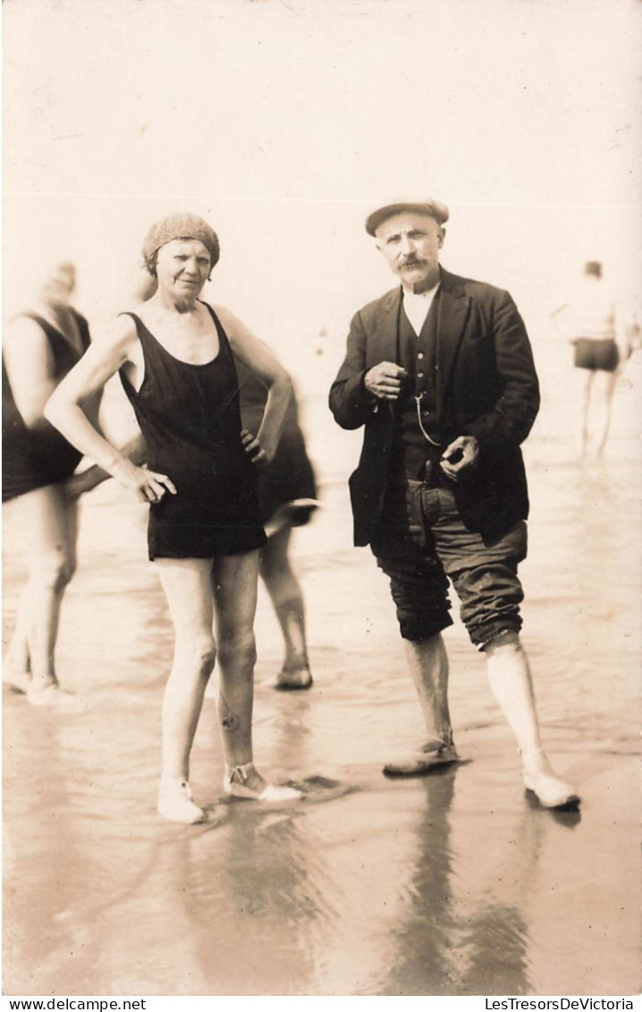 COUPLES - Couple Sur Le Plage - Carte Postale Ancienne - Couples