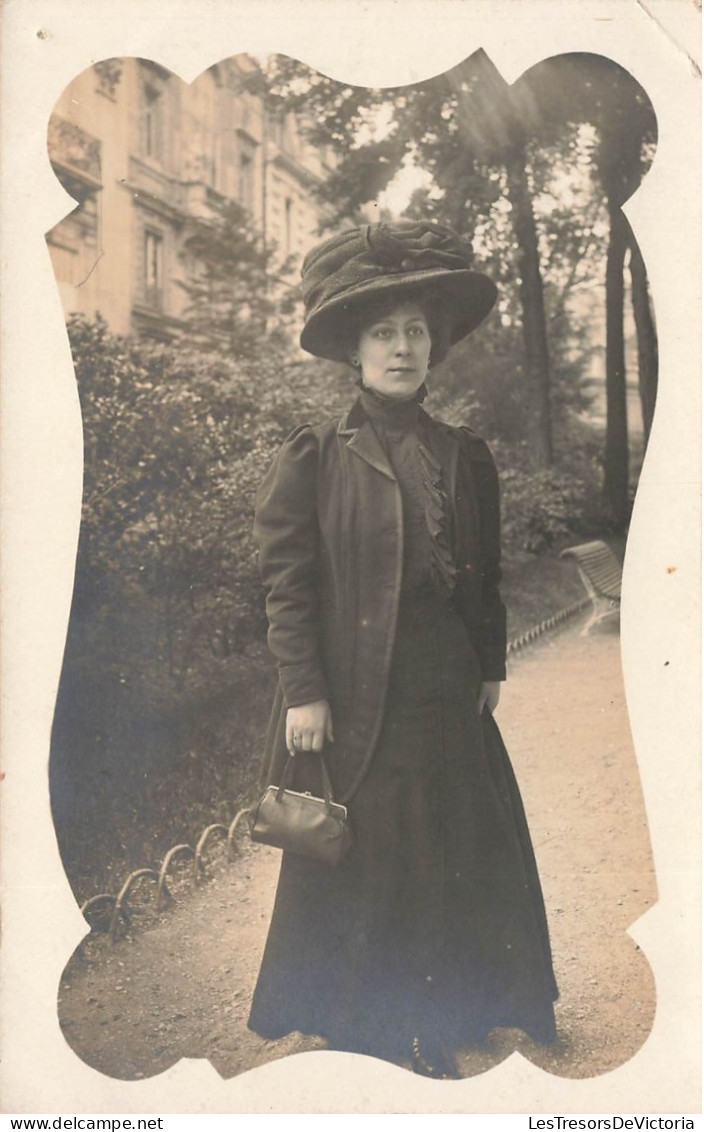 MODE - Femme à Chapeau Avec Un Sac - Carte Postale Ancienne - Mode