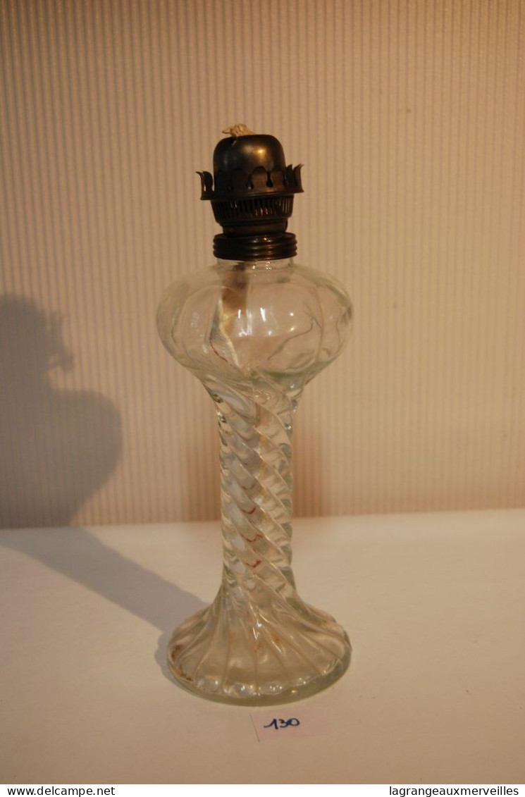 C130 Ancienne Lampe à Pétrole - Huile - Pied Travaillé - Luminaires & Lustres