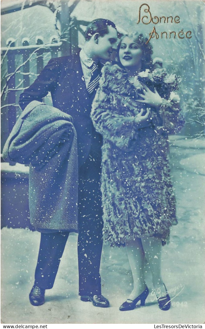 COUPLE - Bonne Année - Un Couple S'embrassant Sous La Neige - Bouquet De Fleurs - Carte Postale Ancienne - Couples