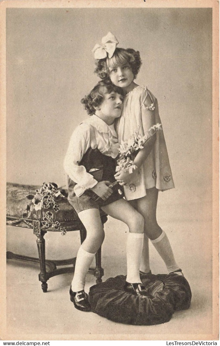 ENFANTS - Deux Enfants Côtes à Côtes - Banc - Fleurs - Carte Postale Ancienne - Sonstige & Ohne Zuordnung