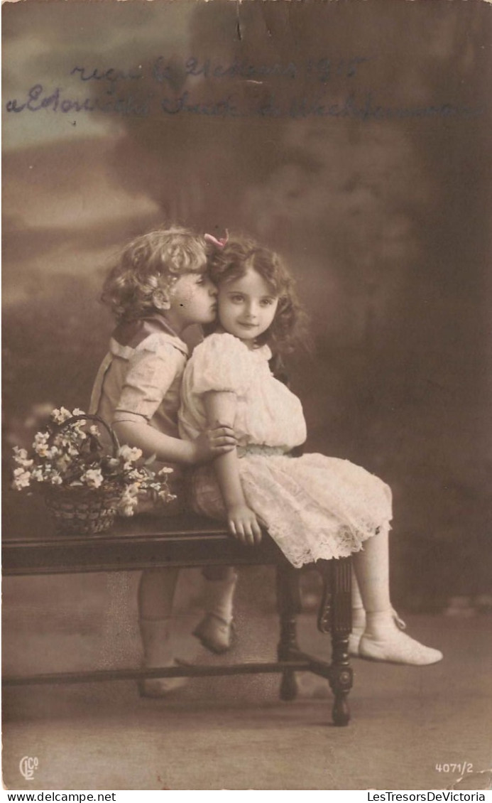 ENFANTS - Un Petit Garçon Embrassant La Joue D'une Fillette - Carte Postale - Sonstige & Ohne Zuordnung