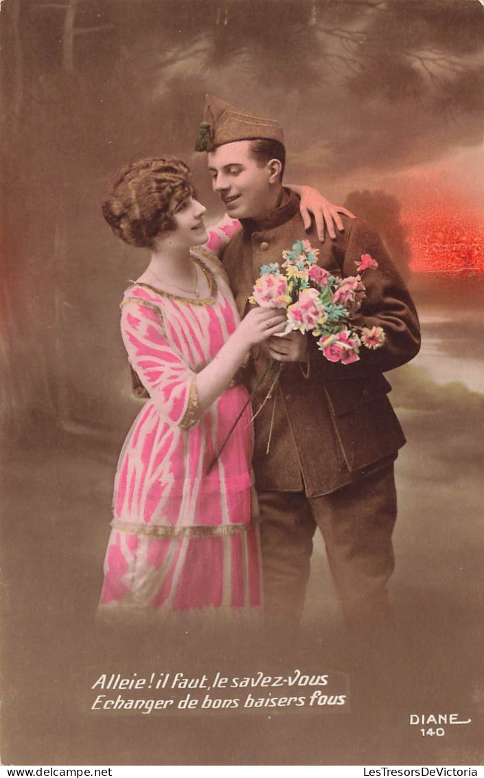 COUPLE - Diane - Un Soldat Et Sa Bien Aimée - Un Bouquet De Fleurs Offert  - Colorisé - Carte Postale - Couples