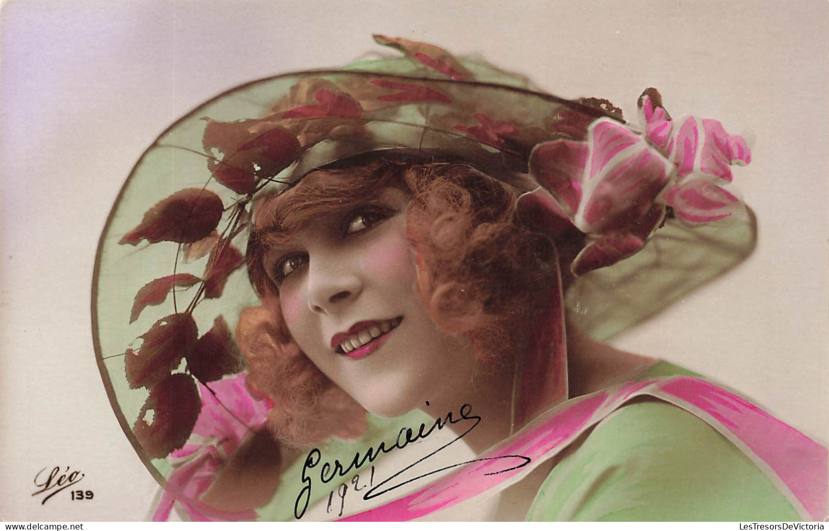 FANTAISIES - Une Femme Souriante Avec Un Chapeau Orné De Fleurs - Colorisé - Carte Postale Ancienne - Women