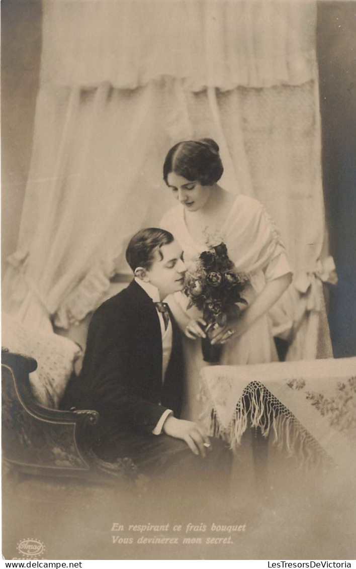 COUPLE - En Respirant Ce Frais Bouquet - Une Femme Montrant Des Fleurs à Son Mari - Carte Postale Ancienne - Coppie