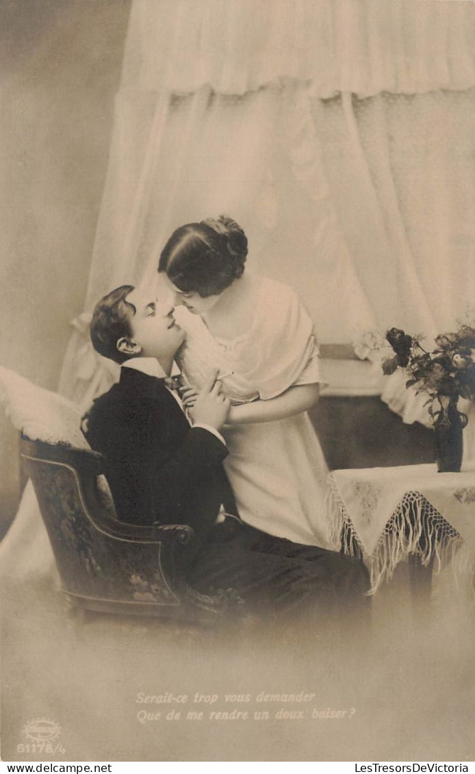 COUPLE - Serait-ce Trop Vous Demander - Une Femme Embrassant Son Mari - Carte Postale Ancienne - Couples