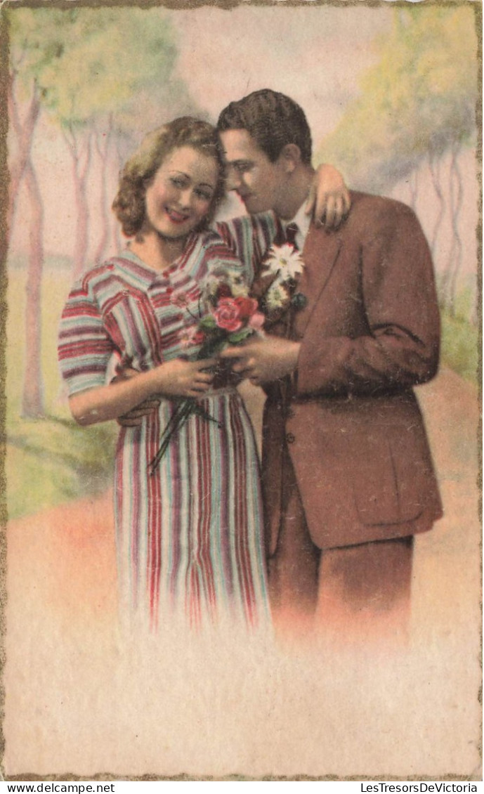 COUPLE - Illustration D'un Couple Lors D'une Promenade Dans Un Parc - Fleurs - Carte Postale Ancienne - Coppie