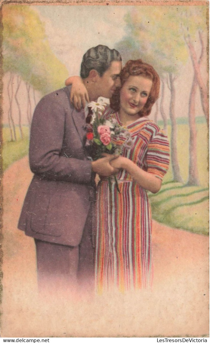 COUPLE - Illustration D'un Couple Lors D'une Promenade Dans Un Parc - Fleurs - Carte Postale Ancienne - Coppie