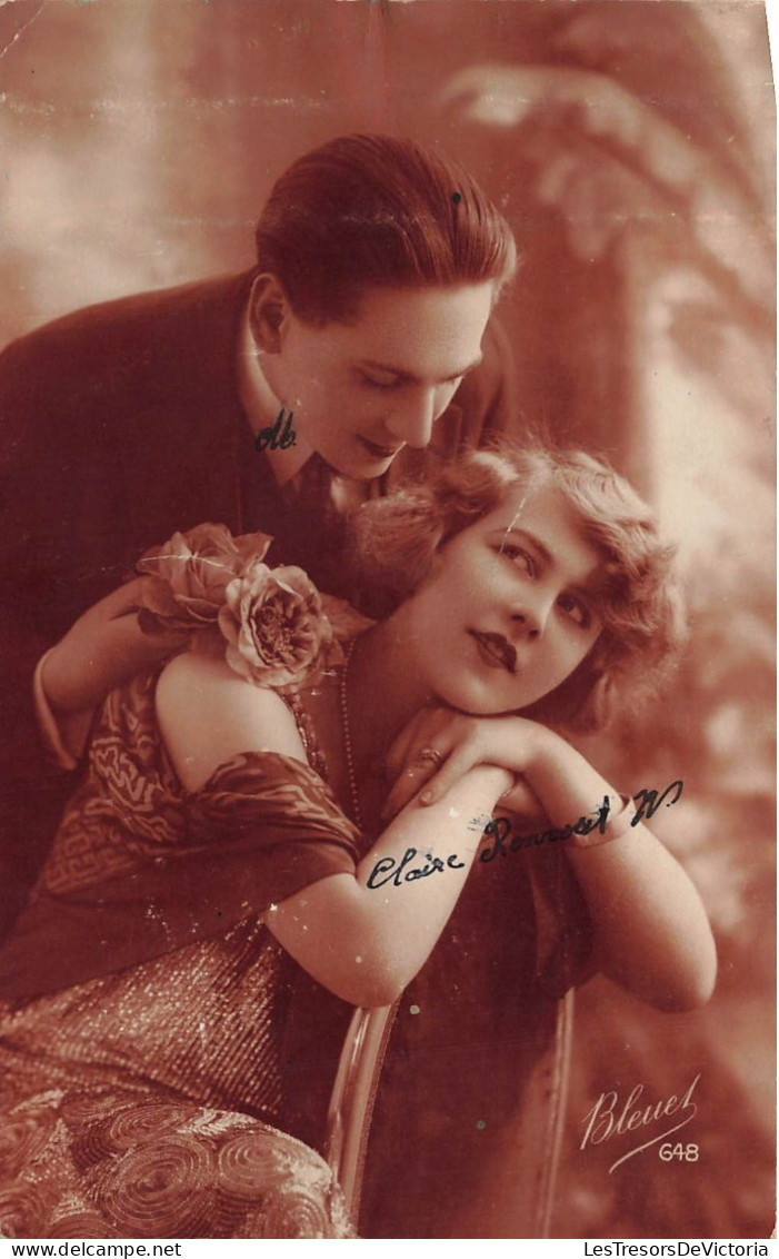 COUPLE - Un Homme Murmurant Des Mots Doux à Une Jeune Fille - Bleuet - Carte Postale Ancienne - Couples