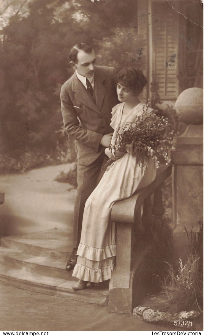 COUPLE - Un Homme Approchant Une Femme Assise Sur La Rampe - Perron - Escalier - Carte Postale Ancienne - Coppie