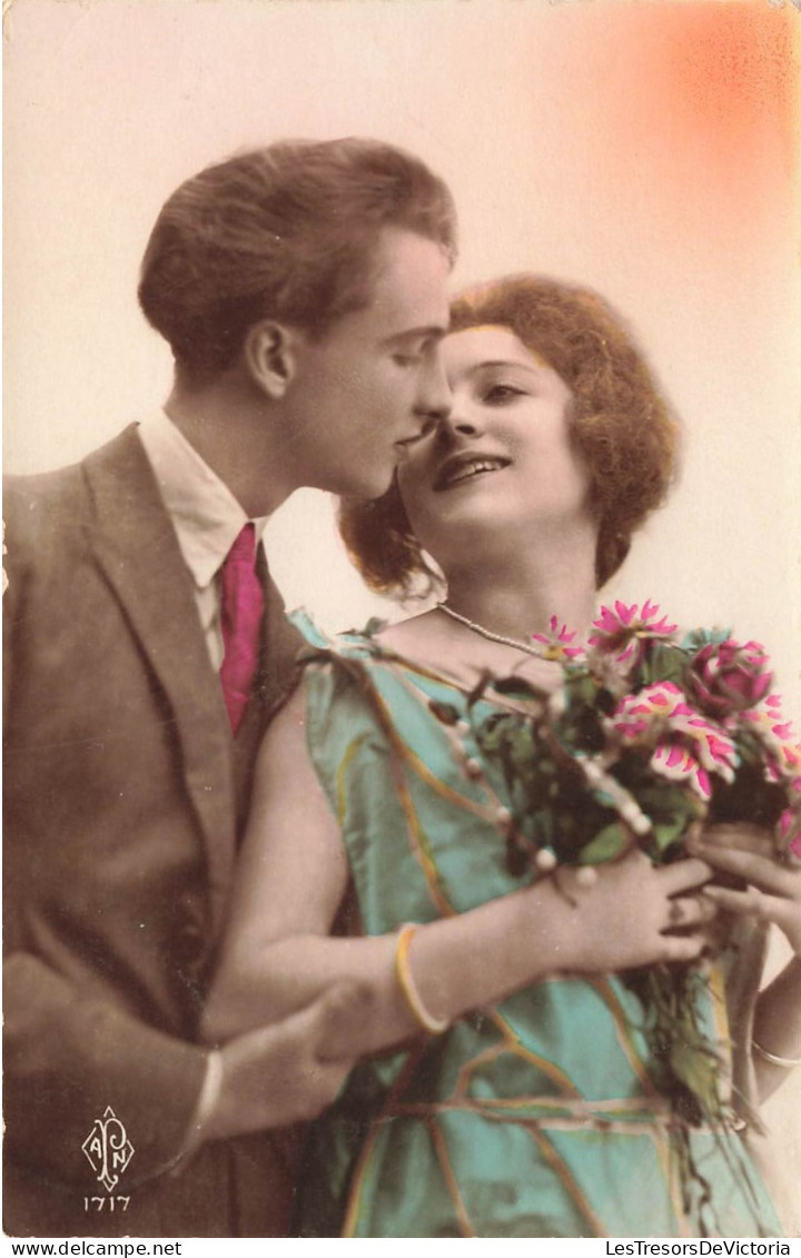 COUPLE - Un Couple Sur Le Point De S'embrasser - Bouquet De Roses - Colorisé - Carte Postale Ancienne - Couples
