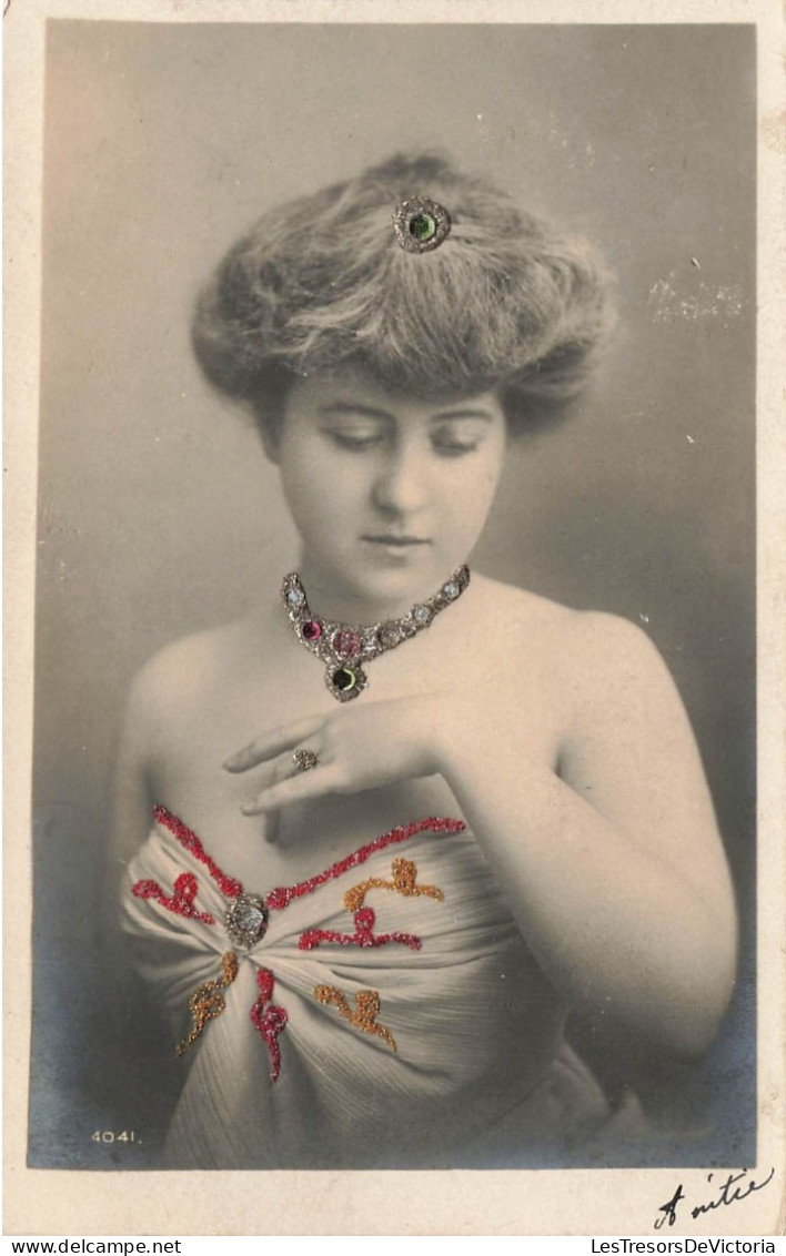 MODE - Une Femme Dans Une Robe Bustier - Carte Postale Ancienne - Mode