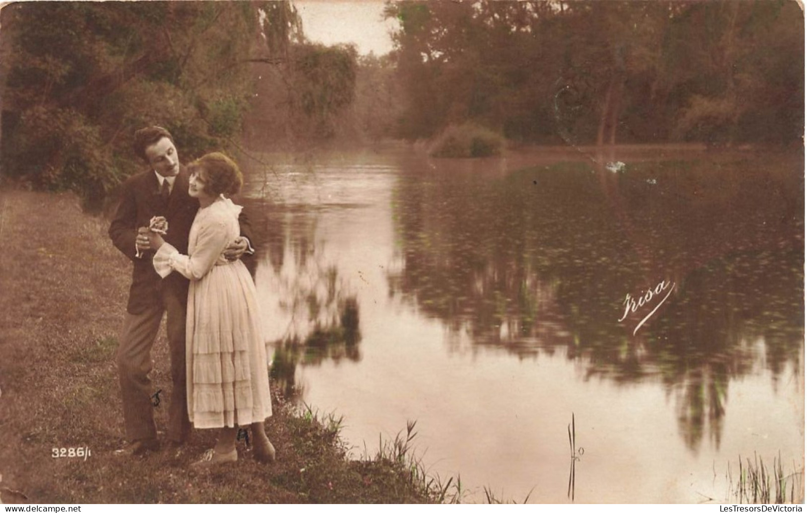 COUPLE - Un Couple Dansant Au Bord Du Lac - Irisa - Carte Postale Ancienne - Couples