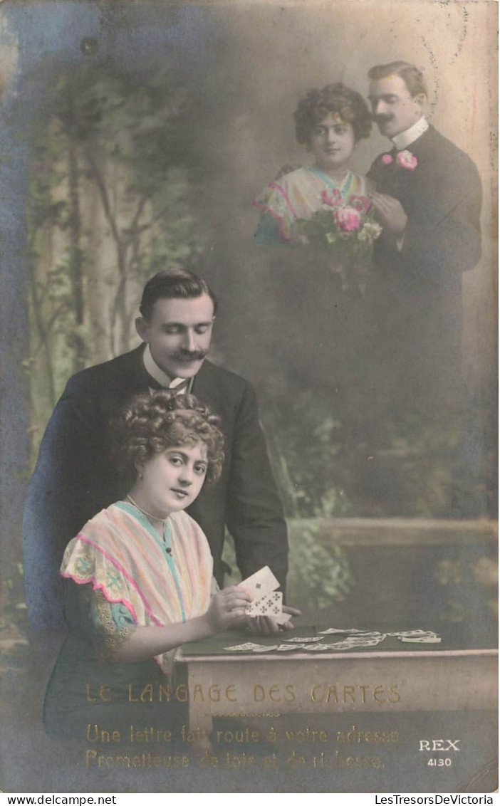 COUPLE - Le Langage Des Cartes - Une Femme Jouant Aux Cartes - Carte Postale Ancienne - Coppie