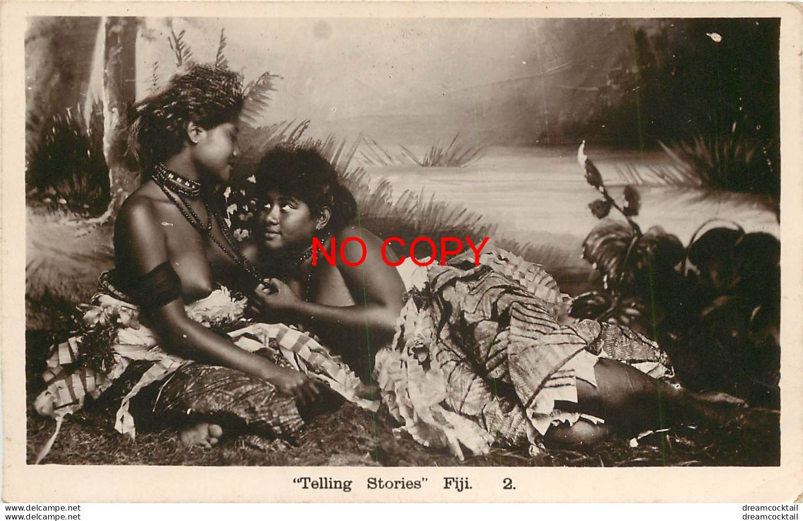 (B&P) RARE Belle Photo Cpa FIDJI FIJI Telling Stories 2 Young Women, Risque, Seins Nus - Figi