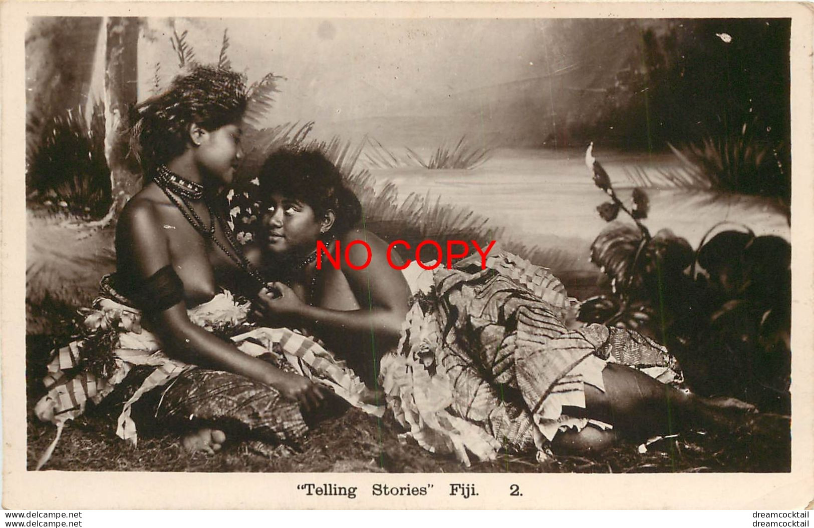 (B&P) RARE Belle Photo Cpa FIDJI FIJI Telling Stories 2 Young Women, Risque, Seins Nus - Fidji