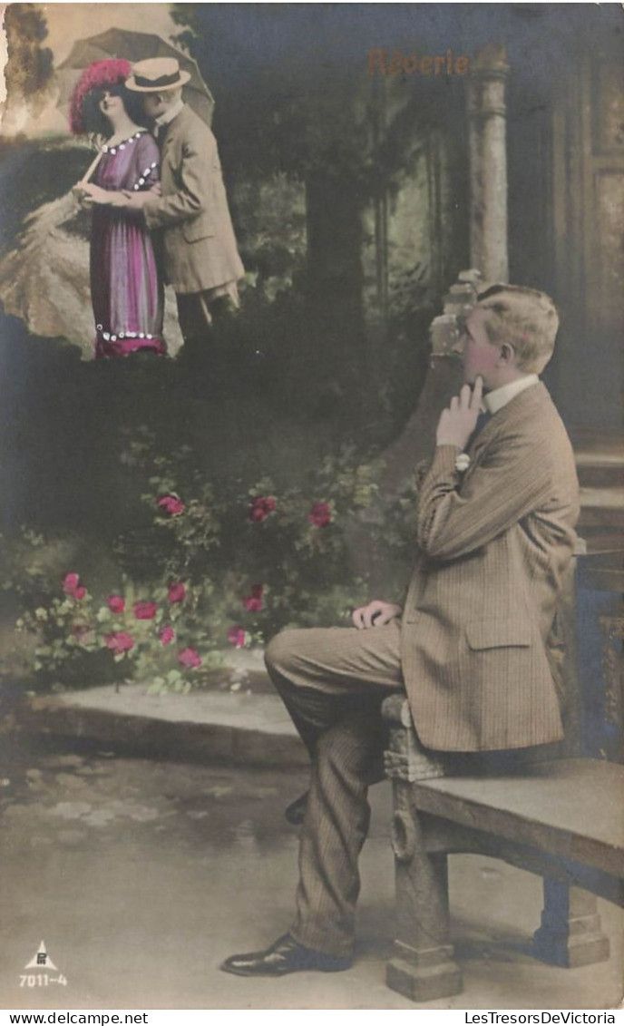 COUPLE - Rêverie -  Un Jeune Homme Pensant à Son Couple - Colorisé - Carte Postale Ancienne - Coppie