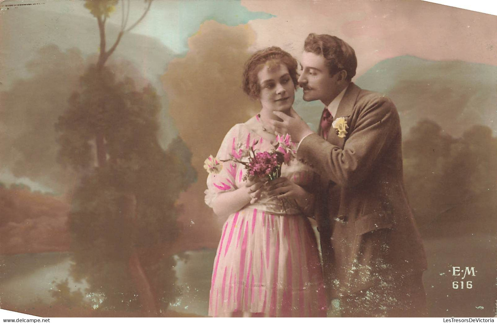 COUPLE - Un Homme Embrassant La Joue De Sa Compagne - EM - Colorisé - Carte Postale Ancienne - Coppie
