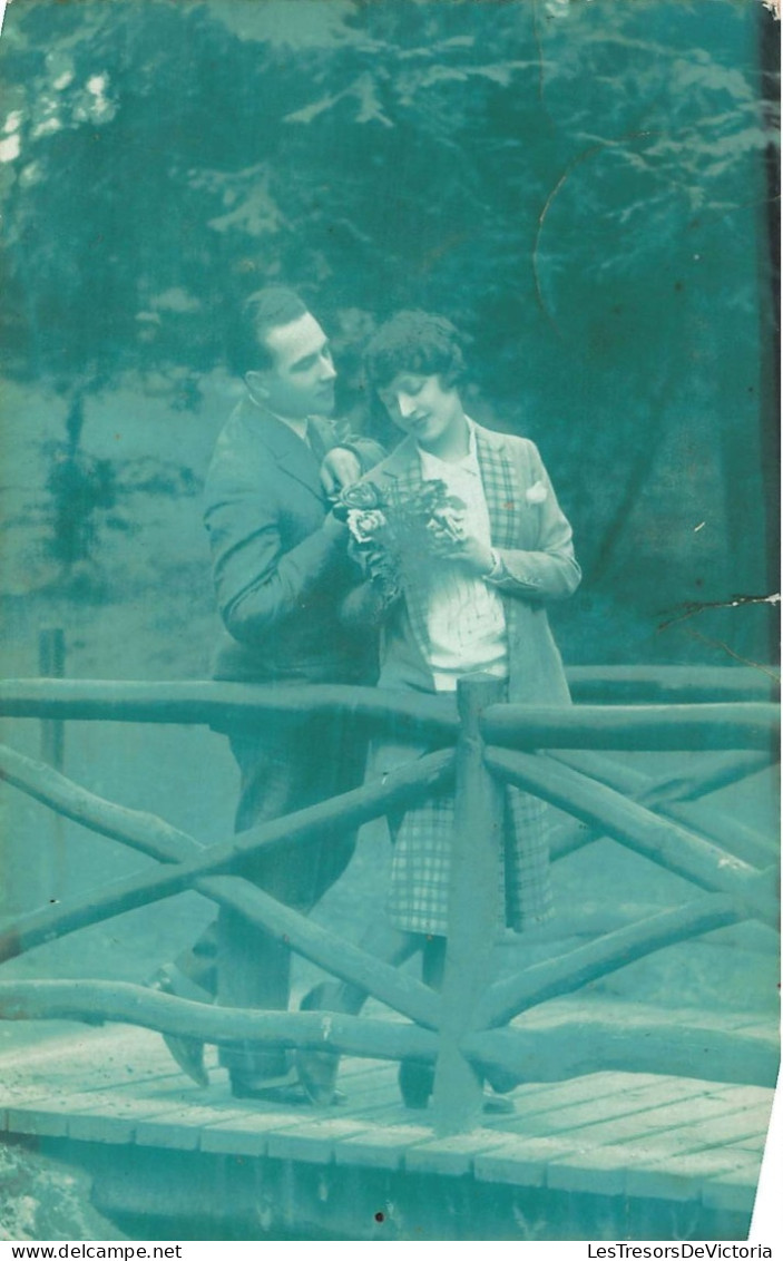 COUPLE - Un Couple Sur Un Pont - Balade Romantique - Carte Postale - Coppie