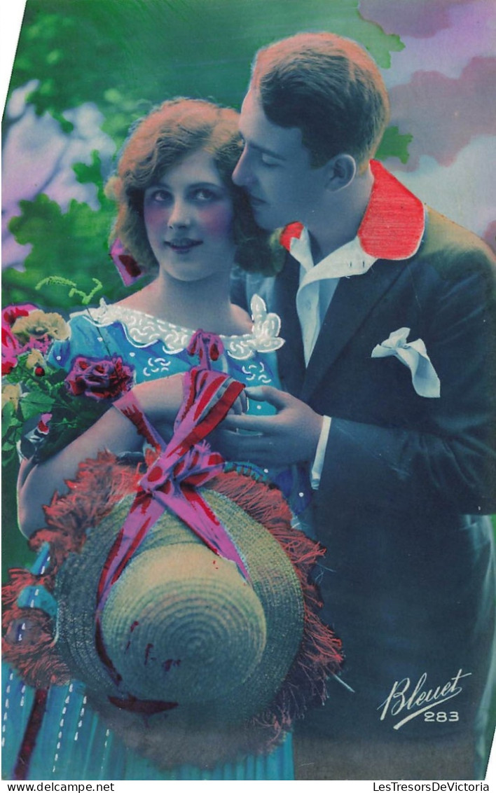 COUPLE - Un Homme Embrassant La Joue De Sa Compagne - Chapeau De Paille - Colorisé - Carte Postale - Coppie