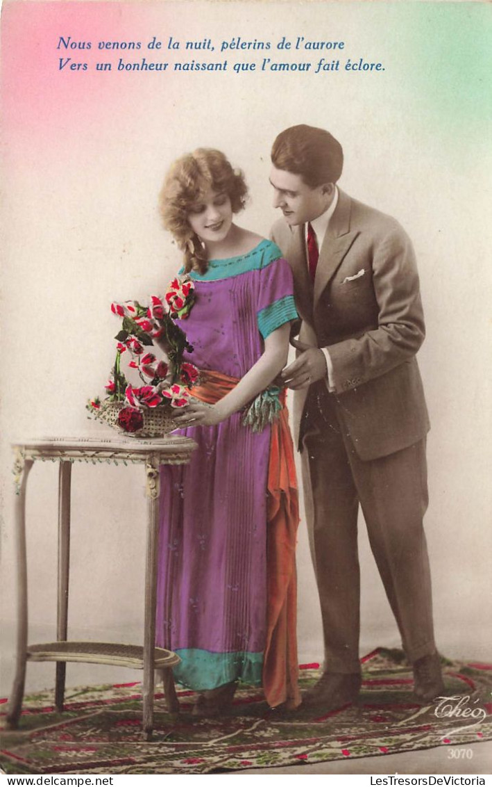 COUPLE - Nous Venons De La Nuit - Un Couple Avec Des Fleurs - Robe Violette - Colorisé - Carte Postale - Coppie